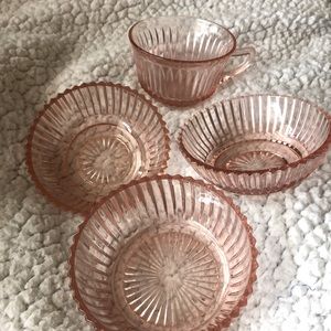 Pink depression glass. Queen Mary pattern 2 berry bowls, 1 cereal bowl and 1 cup